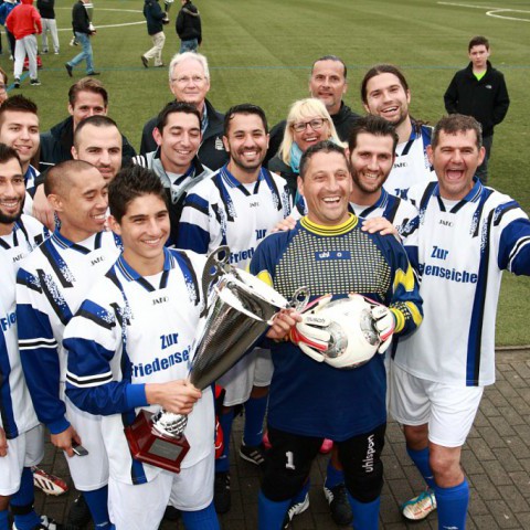 Fußballturnier Eschborn Cup 2011: Siegermannschaft des Benefiz-Fußballturniers