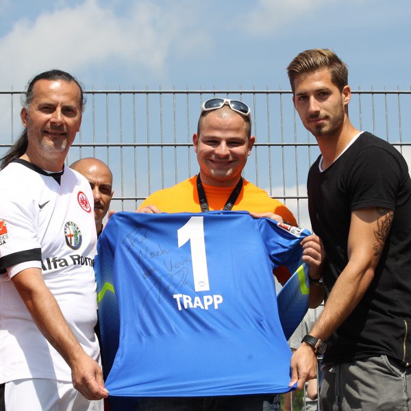 Kevin Trapp beim Benefiz-Fußballturnier Eschborn Cup: Besuch und Autogramm für Spendenempfänger